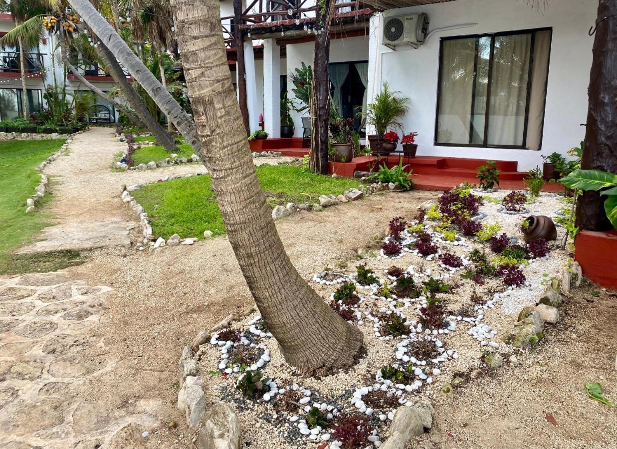Casa Caribe Cancun Luaran gambar A garden at a hotel in Cancun, Mexico